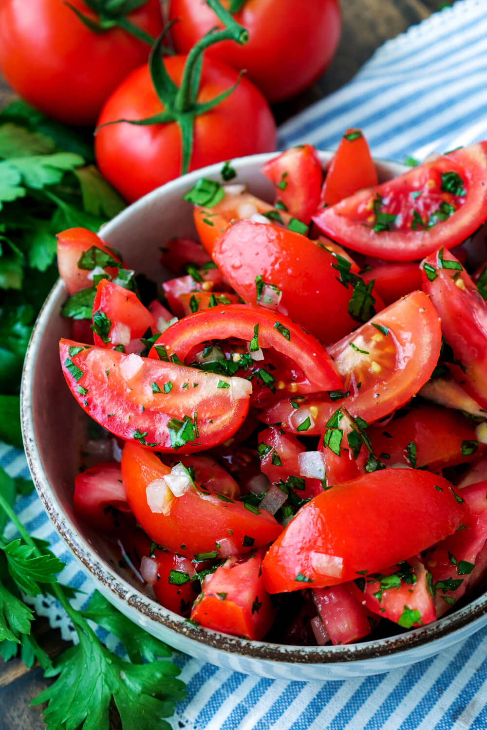 Tomatensalat mit Strauchtomaten, Zwiebeln und Petersilie
