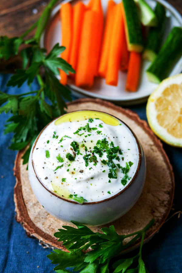 Joghurt-Dip mit Petersilie zu Gemüse
