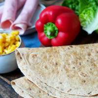 Tortilla-Wrap, Paprika, Mais, Schinken und Salat
