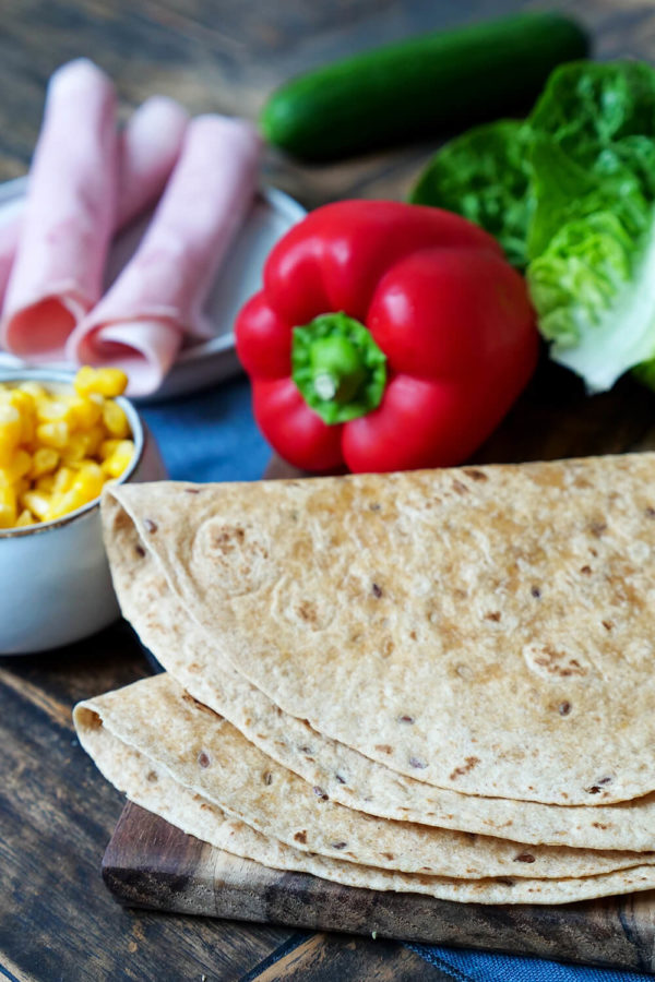 Tortilla-Wrap, Paprika, Mais, Schinken und Salat