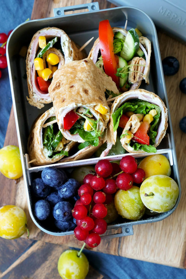 Wraps für Kinder mit Schinken und gemischtes Obst in der Lunchbox