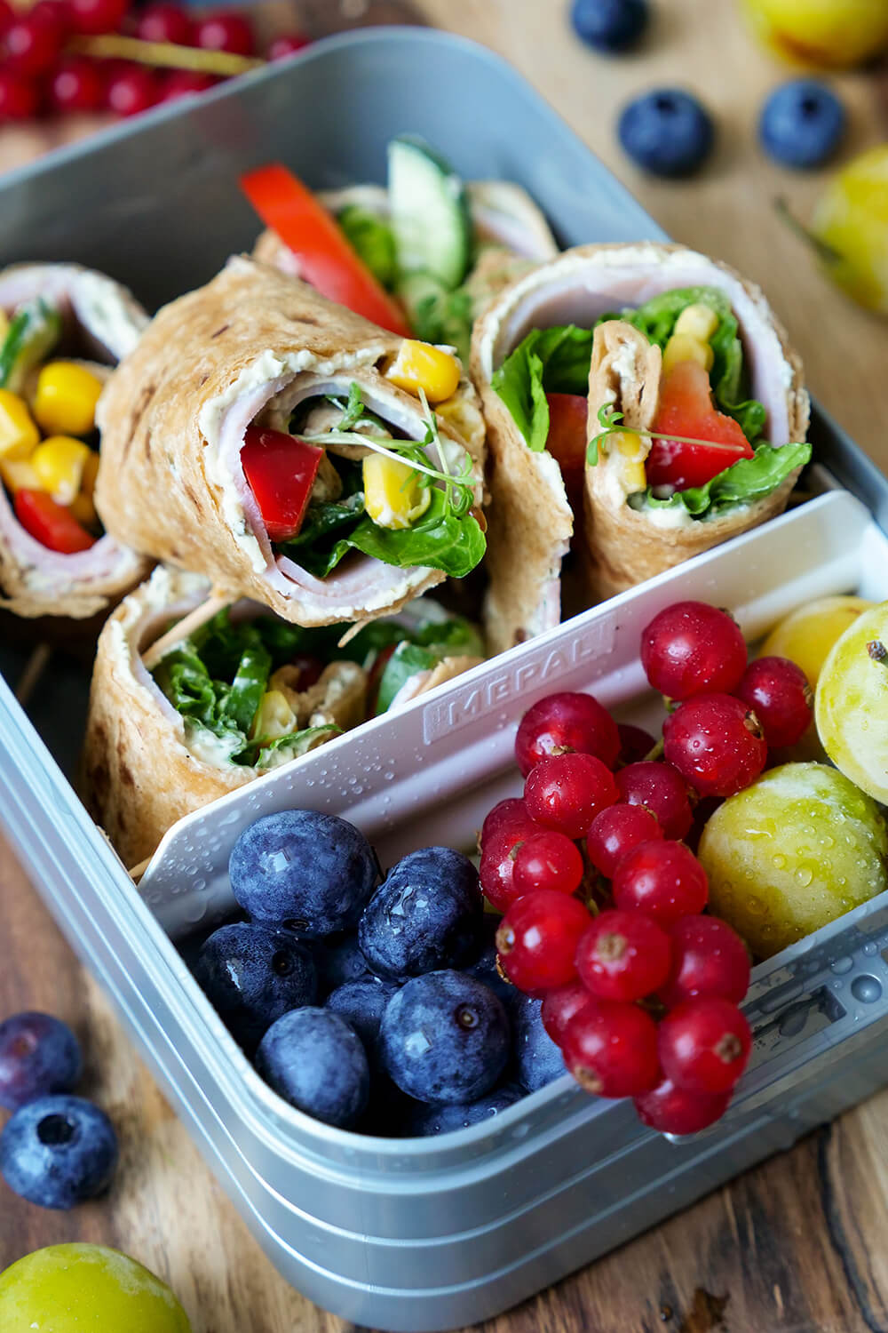 Wraps mit Schinken und gemischtes Obst in der Lunchbox