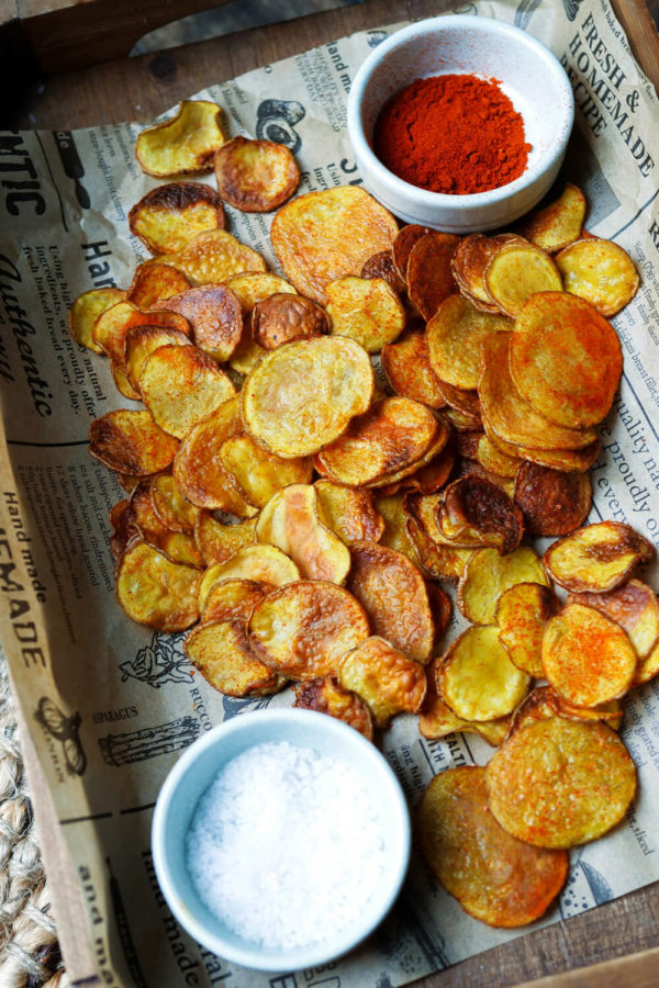 Chips aus Kartoffeln mit Salz und Paprikapulver