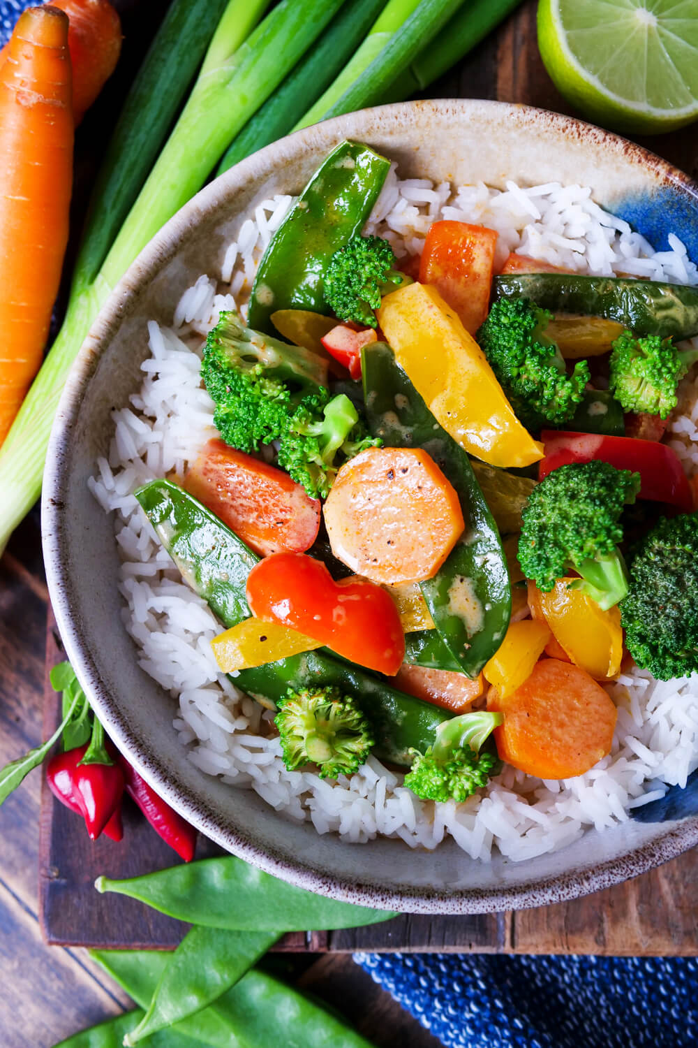 Gemüse-Curry mit Kokosmilch und Reis