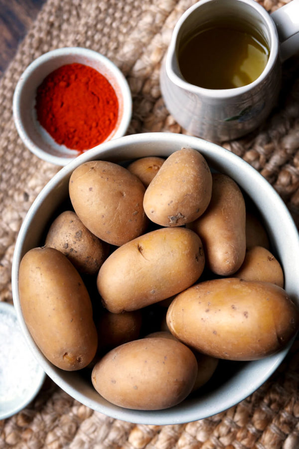 Festkochende Kartoffeln, Olivenöl, Paprika und Salz