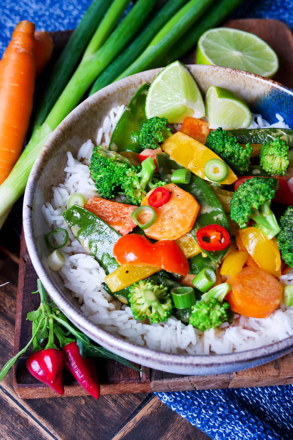 Gemüse-Curry mit Brokkoli, Paprika, Möhren und Limette