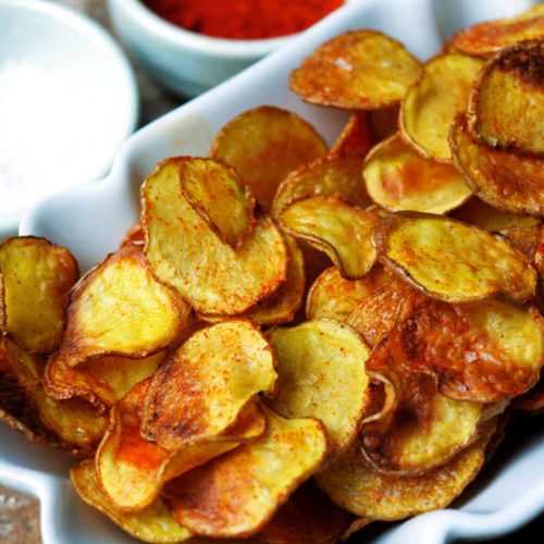Kartoffelchips selber machen mit Paprikapulver und Salz