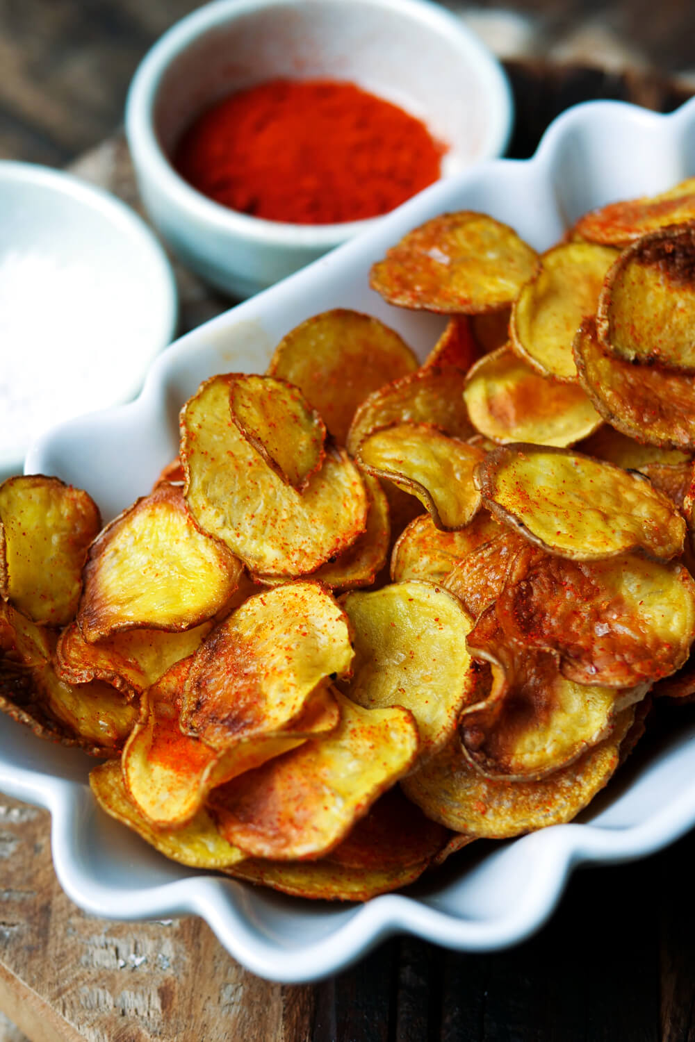 Kartoffelchips selber machen mit Paprikapulver und Salz