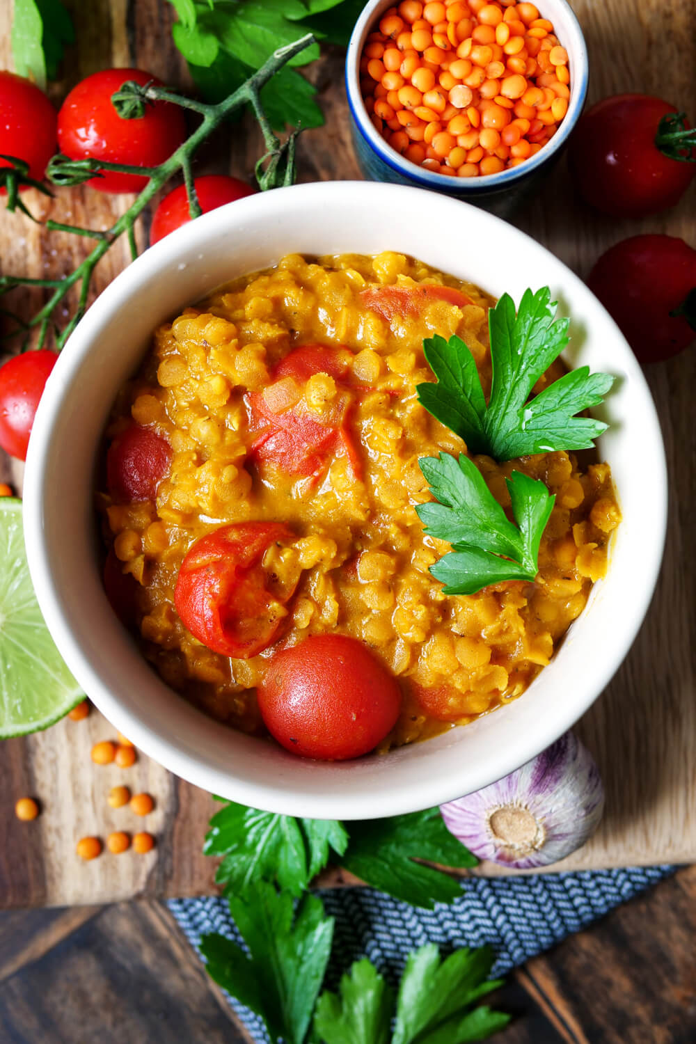 Kokosmilch-Curry mit roten Linsen und Tomaten in der Schüssel