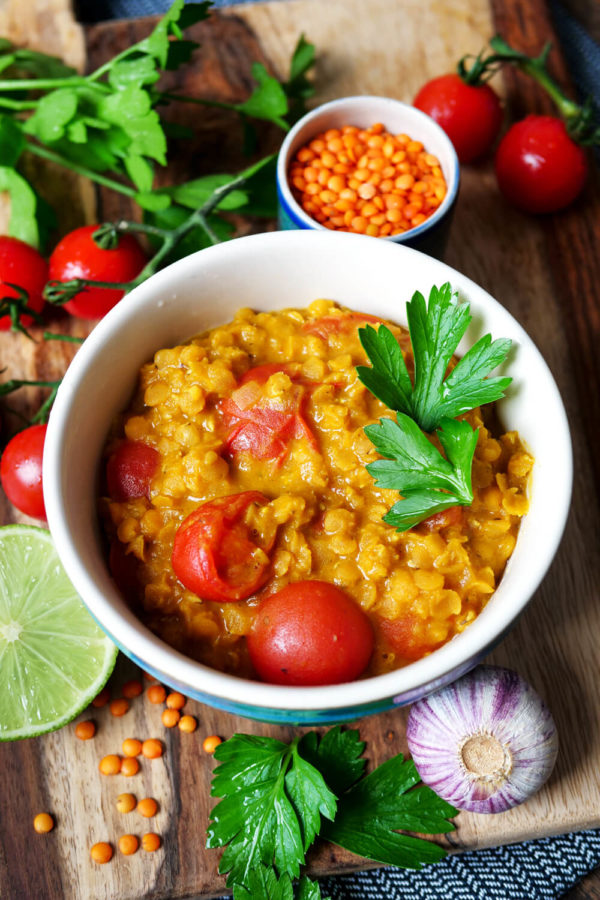 Kokosmilch-Curry mit Linsen und Kirschtomaten