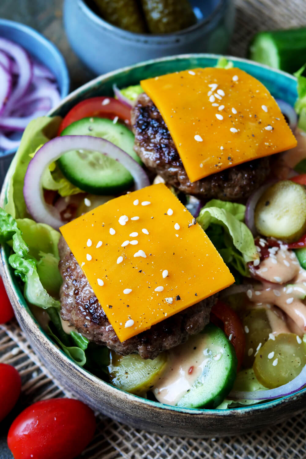 Low Carb Cheeseburger Salat mit Mini-Burgern