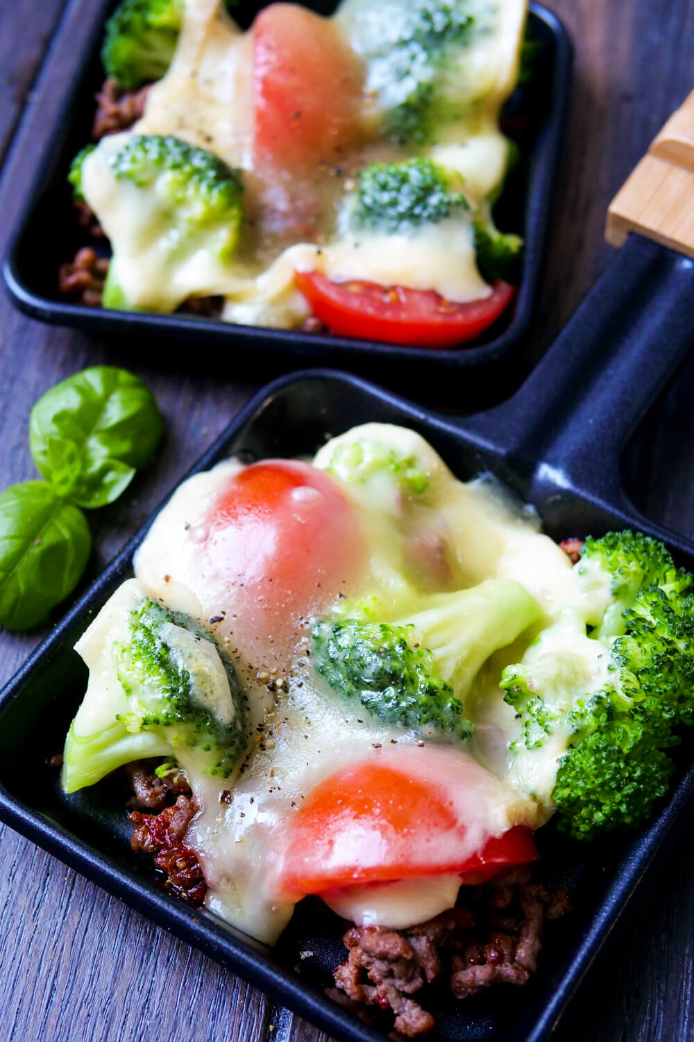 Raclette-Pfännchen mit Brokkoli, Hackfleisch und Tomaten