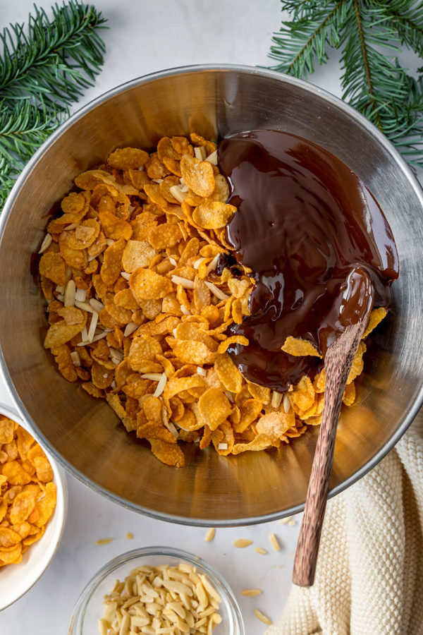 Cornflakes mit Mandeln und Schokolade in der Schüssel