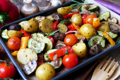 Ofengemüse vom Blech mit Kartoffeln und Gemüse