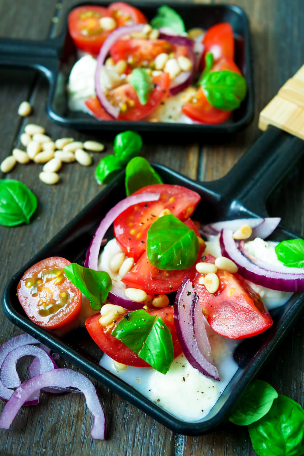 Tomatensalat-Pfännchen für den Raclette-Grill