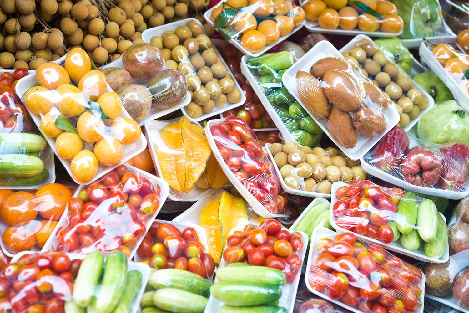 Verpacktes Obst und Gemüse im Supermarkt