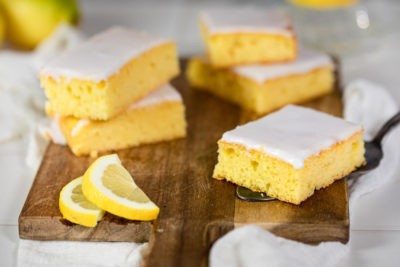 Zitronenkuchen vom Blech mit Zuckerguss