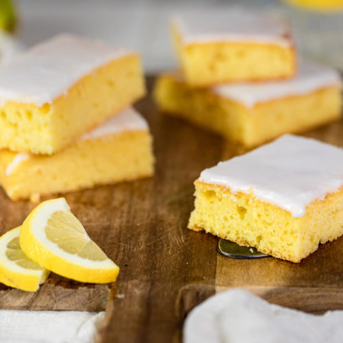 Zitronenkuchen vom Blech mit Zuckerguss