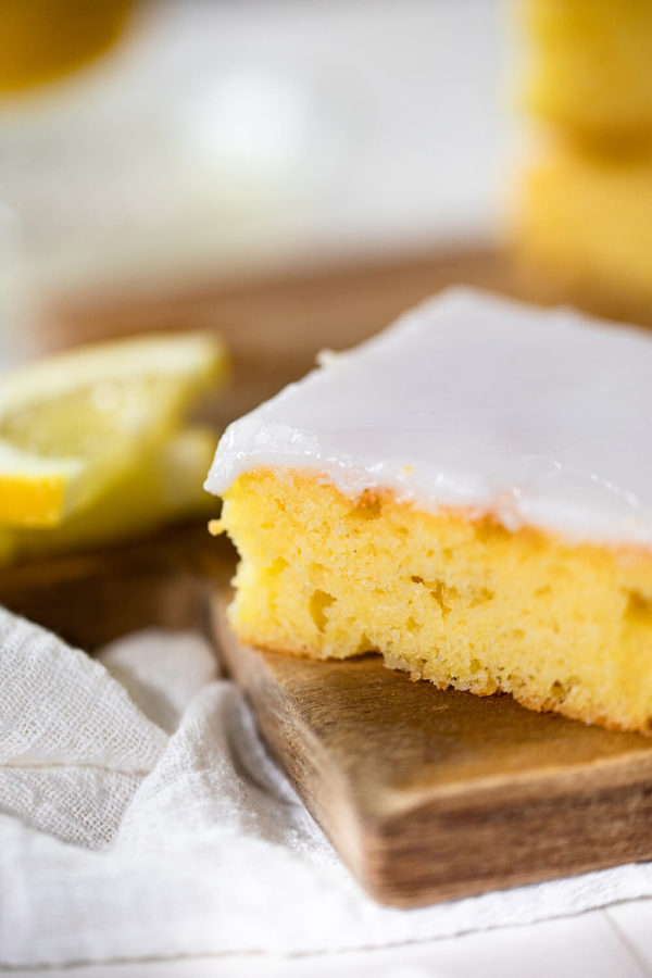 Zitronenkuchen Stück mit Zuckerguss