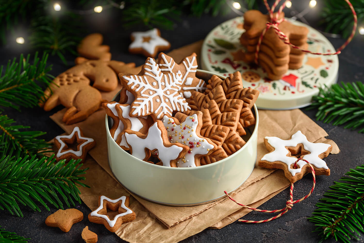 Lebkuchen in Metalldose auf weihnachtlichem Untergrund