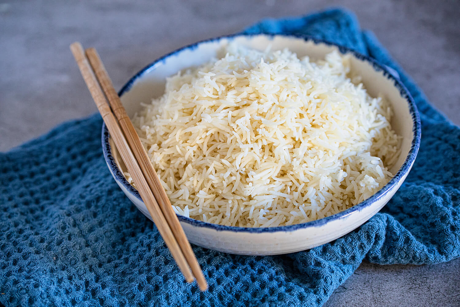 Teller Reis mit Stäbchen