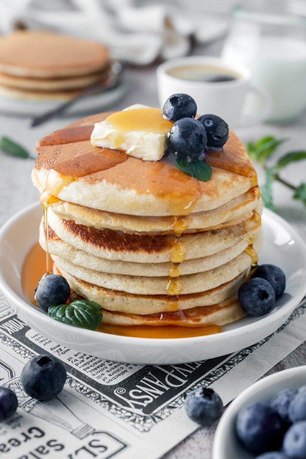 American Pancakes mit Ahornsirup und Heidelbeeren