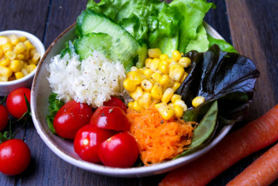 Beilagensalat mit Mais, Tomaten, Gurke, Möhren und Krautsalat