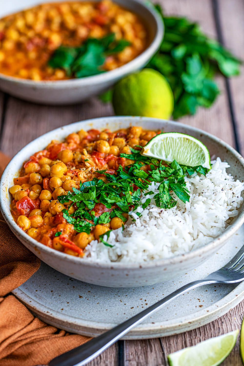 Curry mit Kichererbsen, Kokosmilch und Reis auf dem Teller