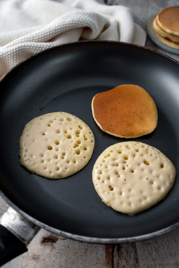 Fluffing Pancakes in der Pfanne backen