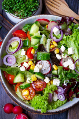 Gemischter Salat mit Feta, Gurke, Tomaten, Kresse und Mais