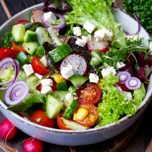 Gemischter Salat mit Feta, Gurke, Tomaten und Mais