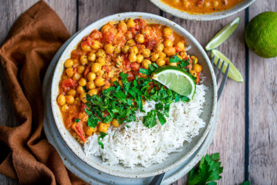 Kichererbsen-Curry mit Kokosmilch und Reis auf dem Teller