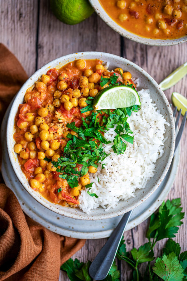 Kichererbsen-Curry mit Kokosmilch und Reis auf dem Teller