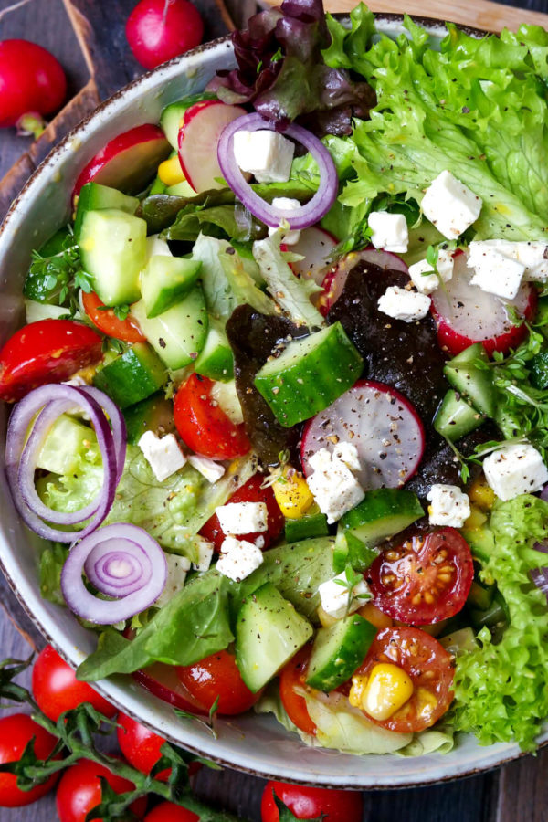 Einfacher gemischter Salat mit Feta, Gurke, Tomaten und Mais