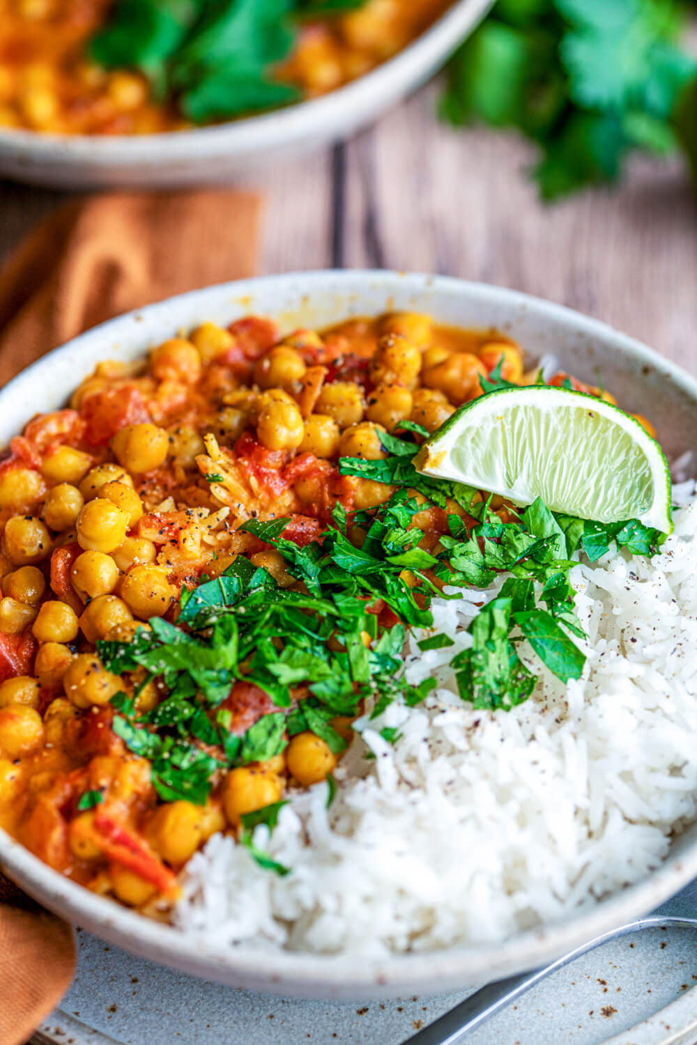 Curry mit Kichererbsen, Kokosmilch und Reis auf dem Teller
