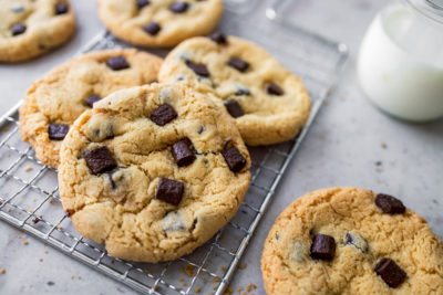 Vegane Cookies auf dem Kuchengitter