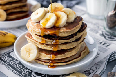Bananen-Pancakes mit Ahornsirup und Bananen