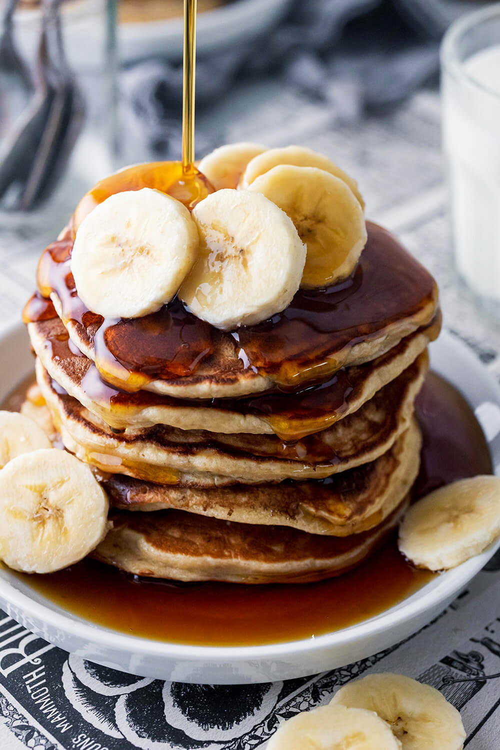 Bananen-Pancakes mit Ahornsirup und Bananen