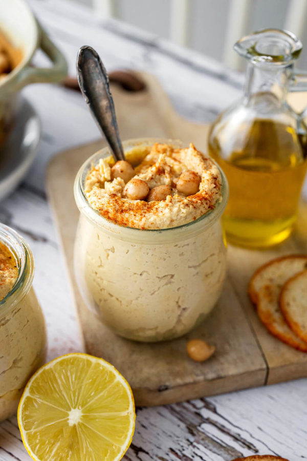 Hummus Rezept mit Kichererbsen und Tahin im Glas
