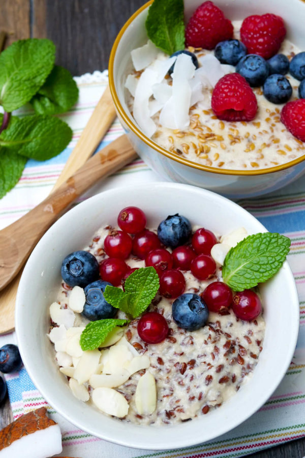 Porridge ohne Kohlenhydrate mit Leinsamen, Mandeln und Toppings