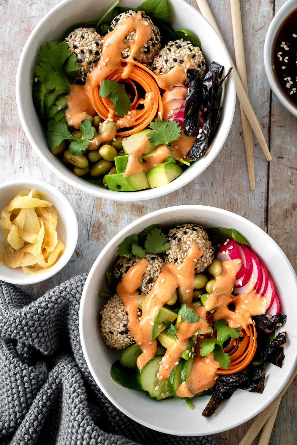 Sushi Bowl mit Sushi-Reis-Bällchen, Edamame, Radieschen, Avocado, Gurken, Möhren und Dressing