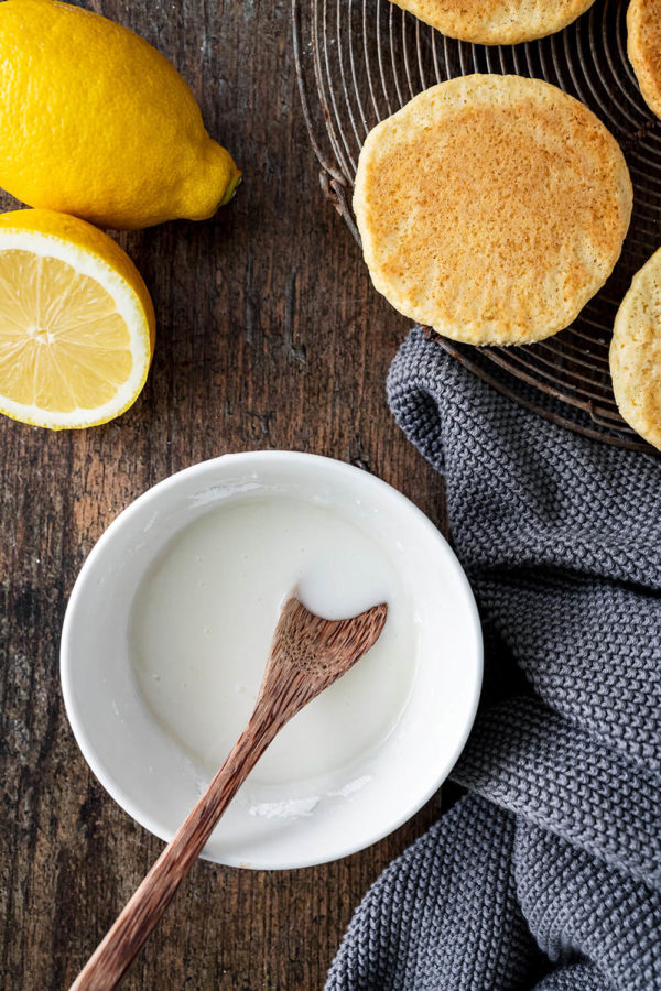 Zuckerguss mit Zitrone für Amerikaner anrühren