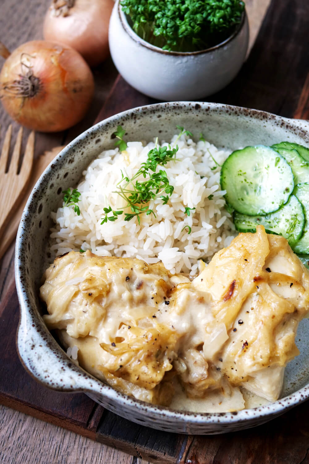 Zwiebel-Sahne-Hähnchen mit Reis und Gurkensalat
