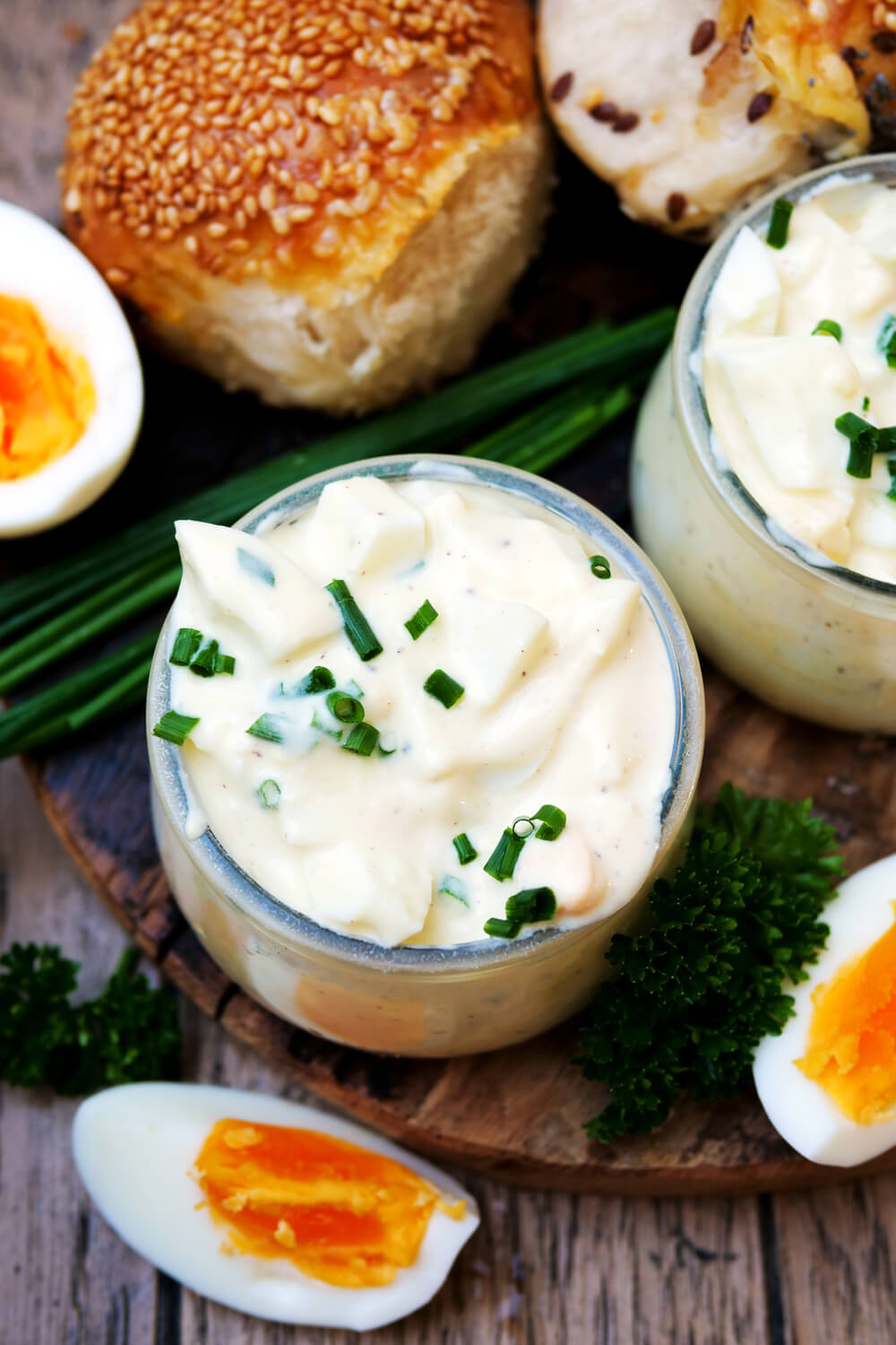 Klassischer Eiersalat mit Mayonnaise und Schnittlauch in kleinen Schüsseln