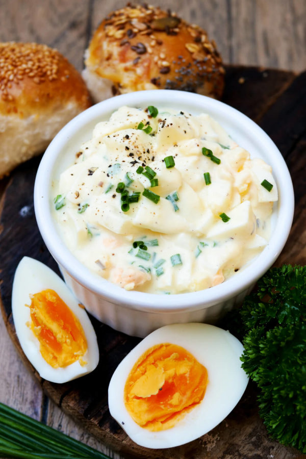 Eiersalat ganz klassisch mit Mayo und Schnittlauch