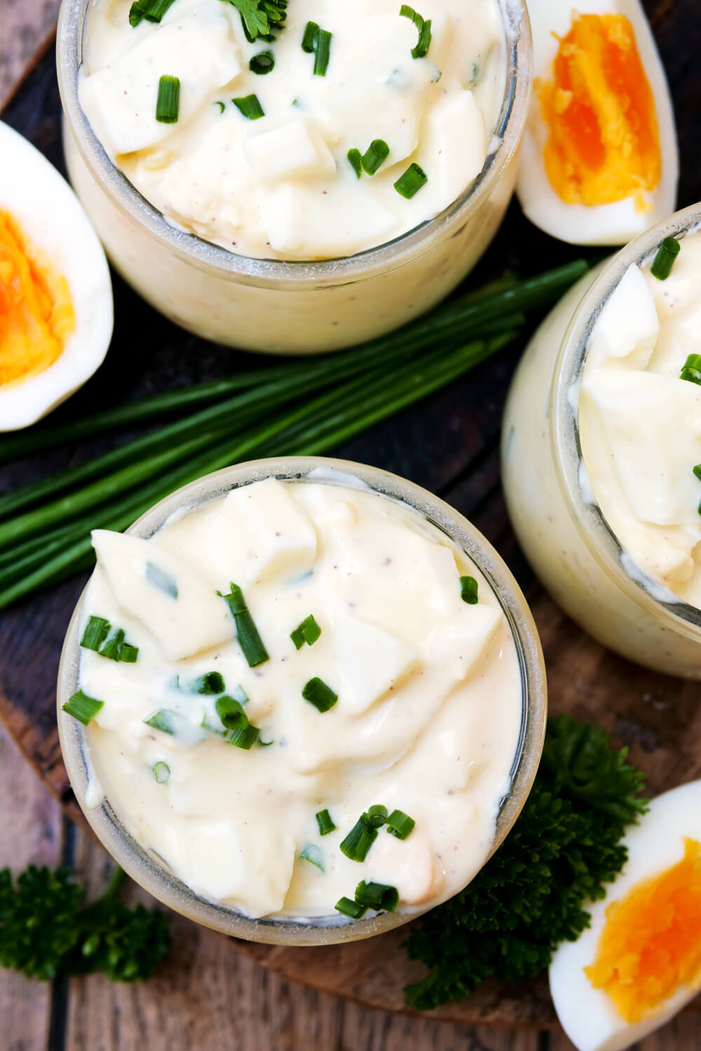 Klassischer Eiersalat mit Mayonnaise und Schnittlauch in kleinen Schüsseln