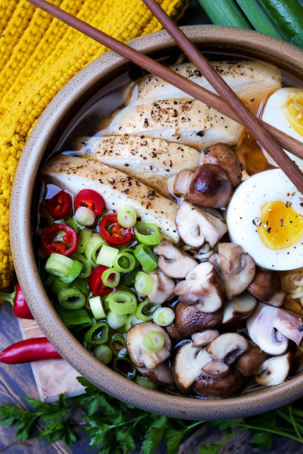 Ramen Suppe mit Eiern, Hähnchen, Pilzen und Ramen-Nudeln