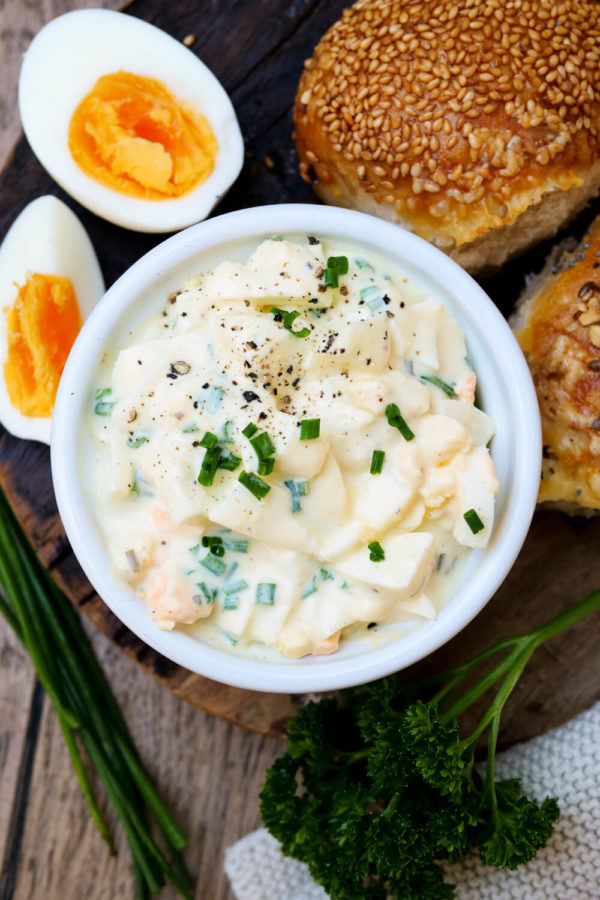 Eiersalat ganz klassisch mit Mayo und Schnittlauch