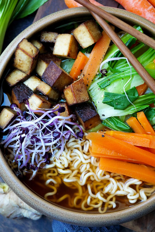 Vegane Ramen mit Tofu, Pak Choi und Möhren