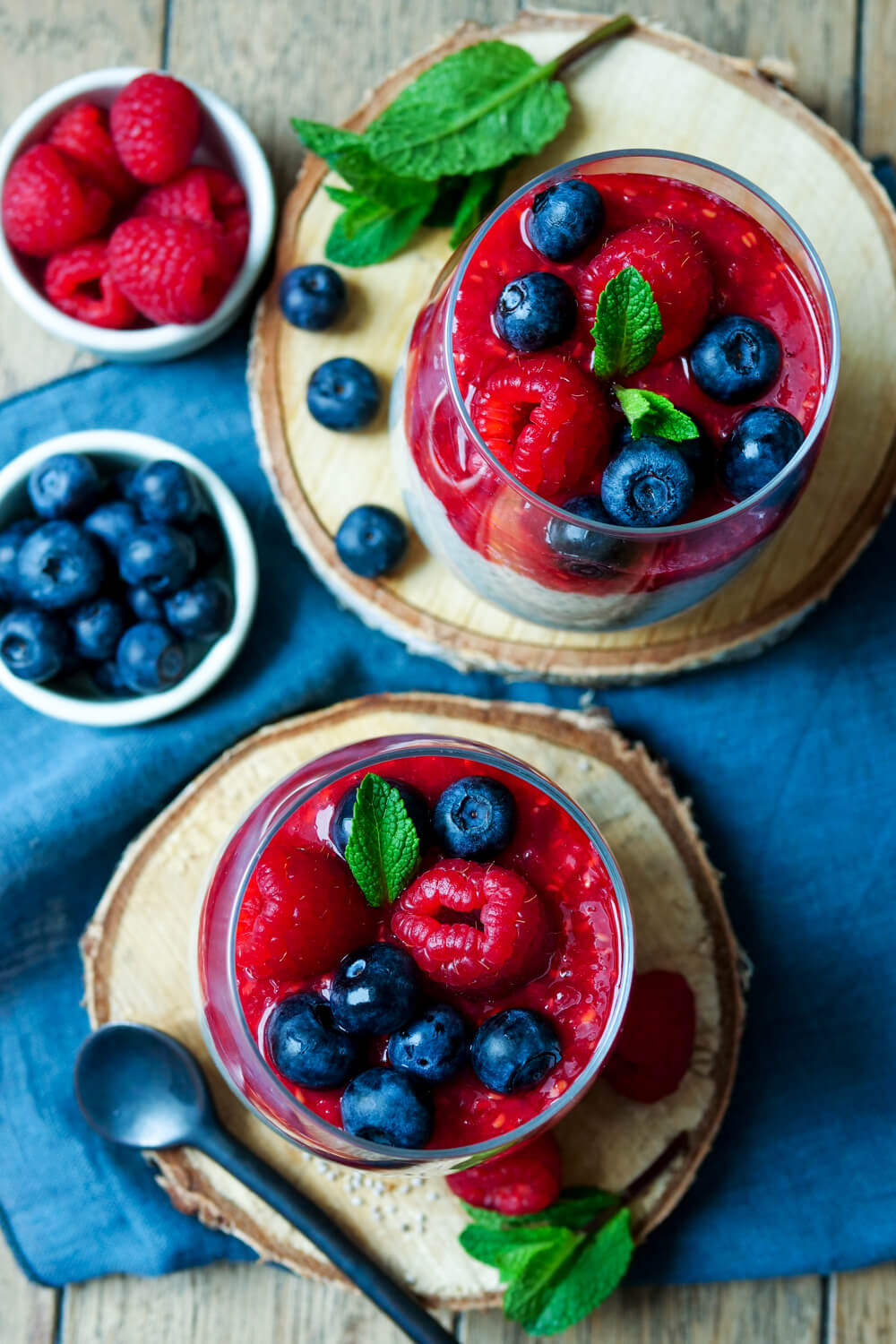 Chia-Pudding mit Fruchtmus und Sommerbeeren im Glas